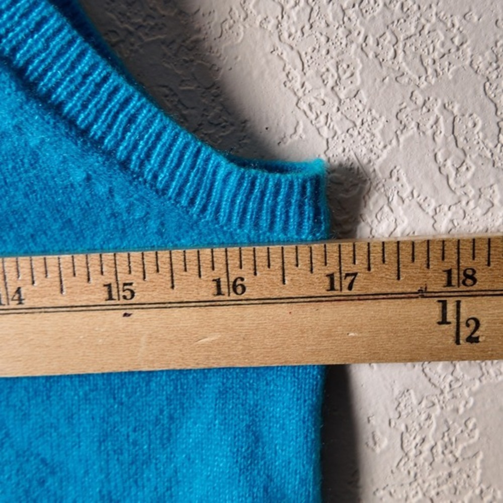 J Crew 100% Cashmere Crewneck Sweater Blue Style 19243 Size M - Picture 4 of 8